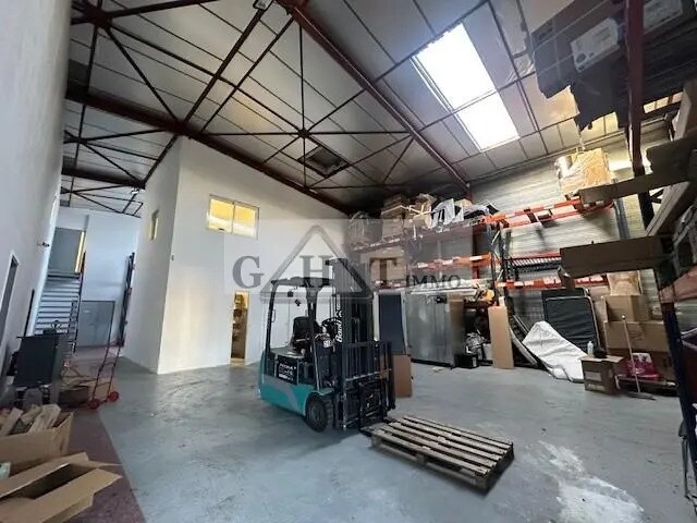 Industrial in Sainte-Geneviève-des-Bois for lease Building Photo- Image 1 of 9