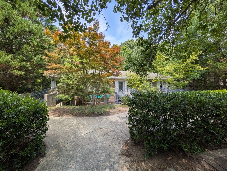 101 Cloister Ct, Chapel Hill, NC à louer - Photo du bâtiment - Image 3 de 17