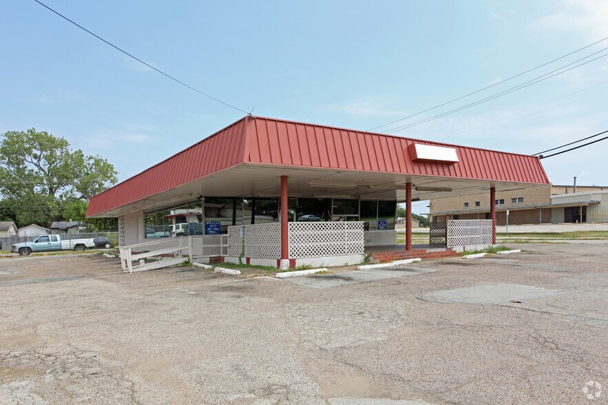 2101 W Rochelle Rd, Irving, TX à louer - Photo du bâtiment - Image 3 de 4