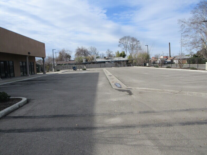 5046 E Mono St, Fresno, CA à louer - Photo du bâtiment - Image 2 de 6