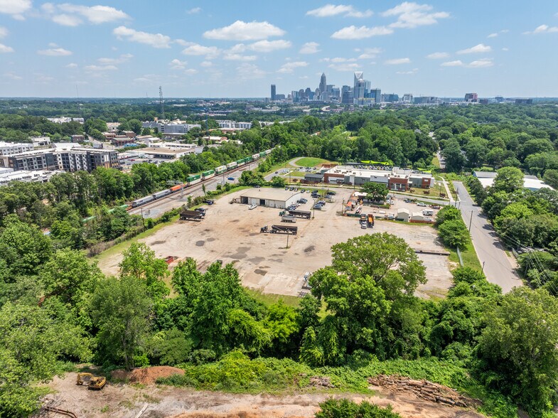 2420-2426 Berryhill Rd, Charlotte, NC à louer - Photo du bâtiment - Image 2 de 2