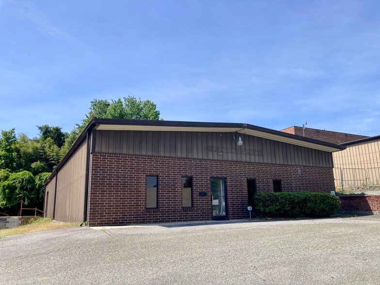 2611 Phoenix Dr, Greensboro, NC à louer - Photo du bâtiment - Image 2 de 16