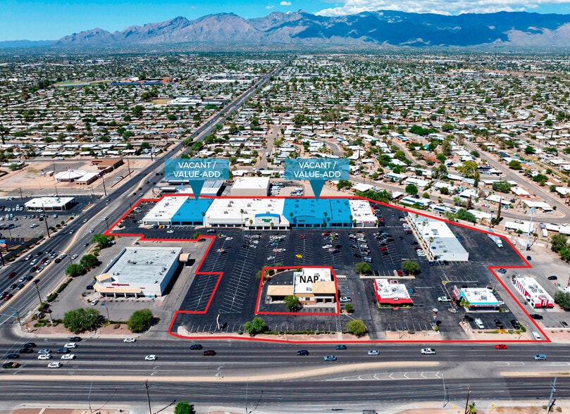 Desert Square portefeuille de 3 propriétés à vendre sur LoopNet.ca - Aérien - Image 2 de 5