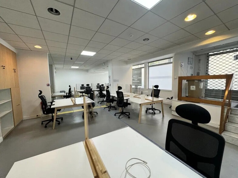 Retail in Courbevoie for sale - Interior Photo - Image 2 of 8