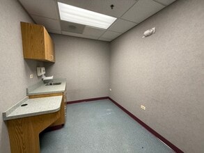 810 Biesterfield Rd, Elk Grove Village, IL for lease Interior Photo- Image 2 of 3