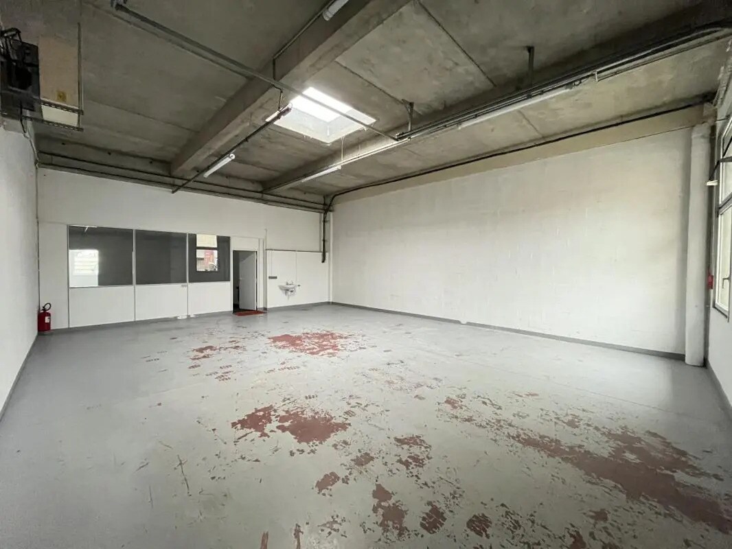 Industrial in La Verrière for lease Building Photo- Image 1 of 22