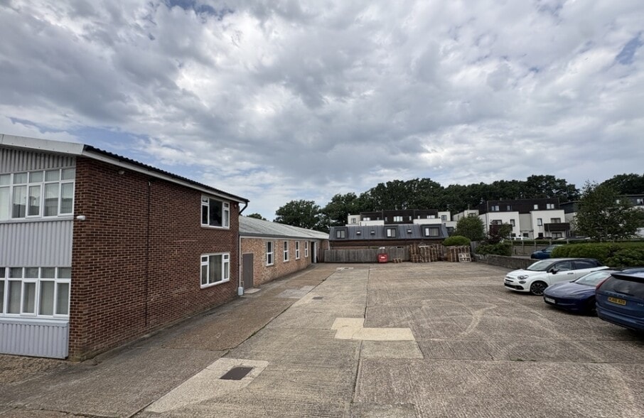67 Victoria Rd, Burgess Hill for lease - Building Photo - Image 2 of 2