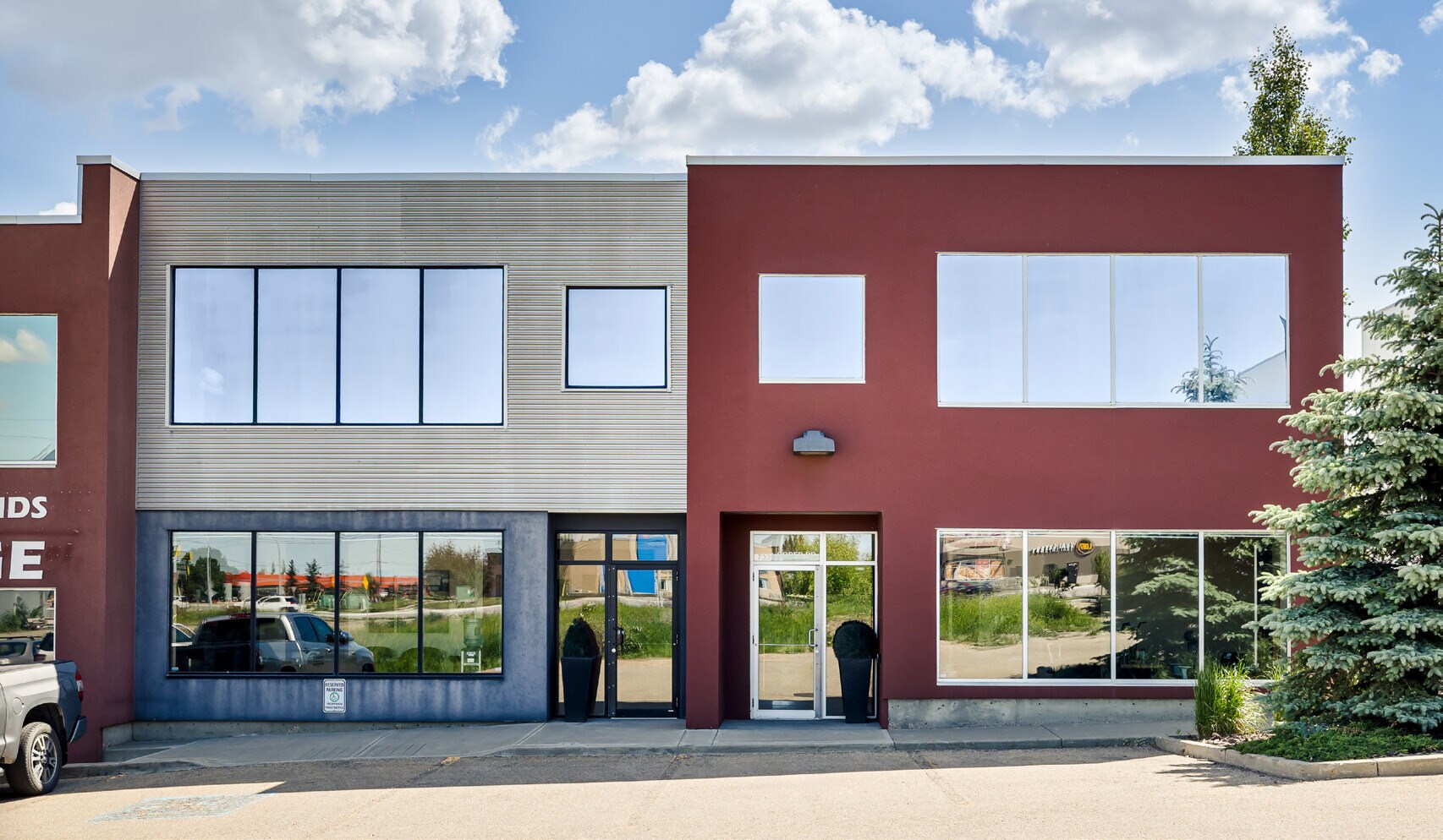 7731-33 Roper Rd NW, Edmonton, AB à vendre Photo principale- Image 1 de 3