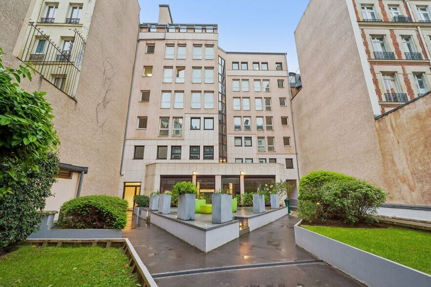 20-22 Rue Des Petits Hôtels, Paris à louer - Photo du bâtiment - Image 1 de 8