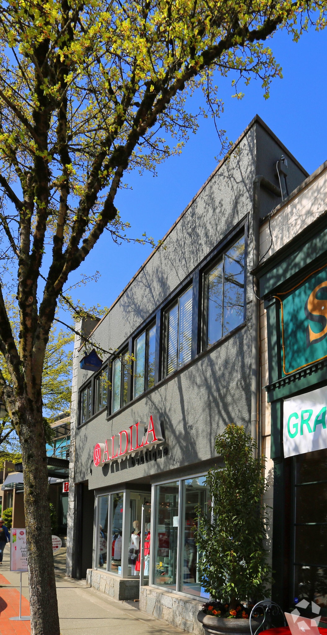 1543 Marine Dr, West Vancouver, BC for lease Primary Photo- Image 1 of 4