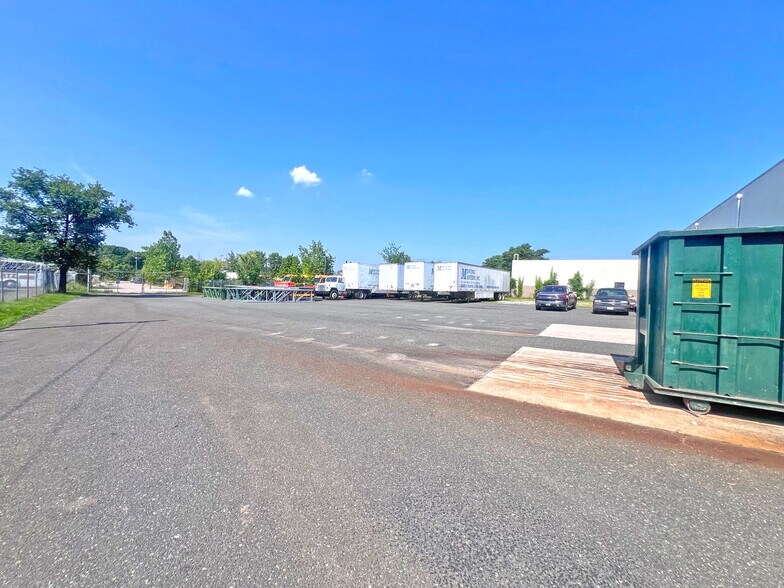 5300 Tuxedo Rd, Hyattsville, MD à louer - Photo du bâtiment - Image 3 de 7