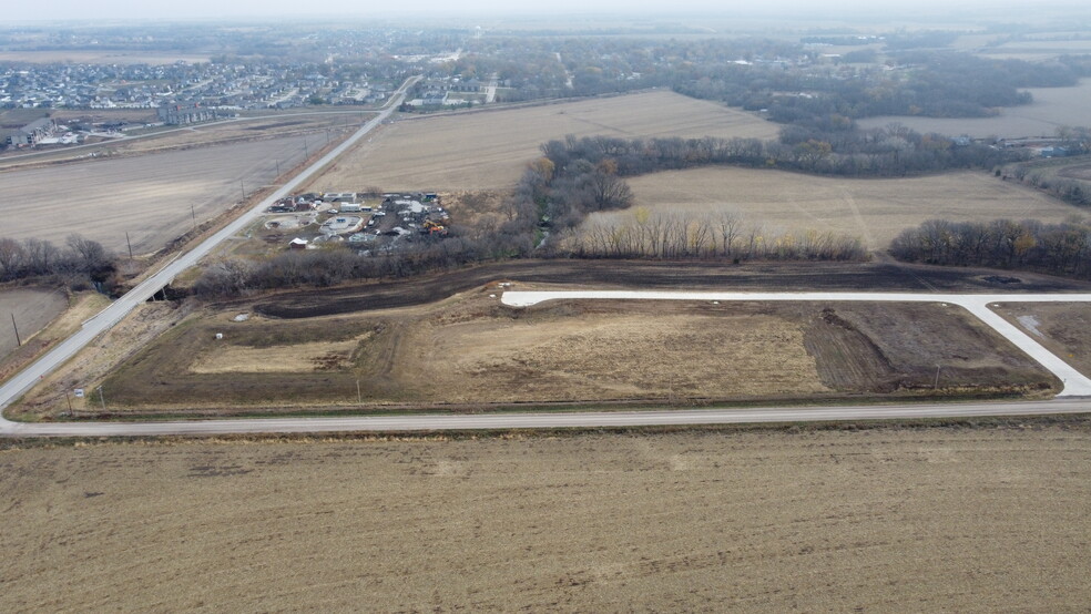 S 54th, Hickman, NE à vendre - Photo du bâtiment - Image 2 de 6