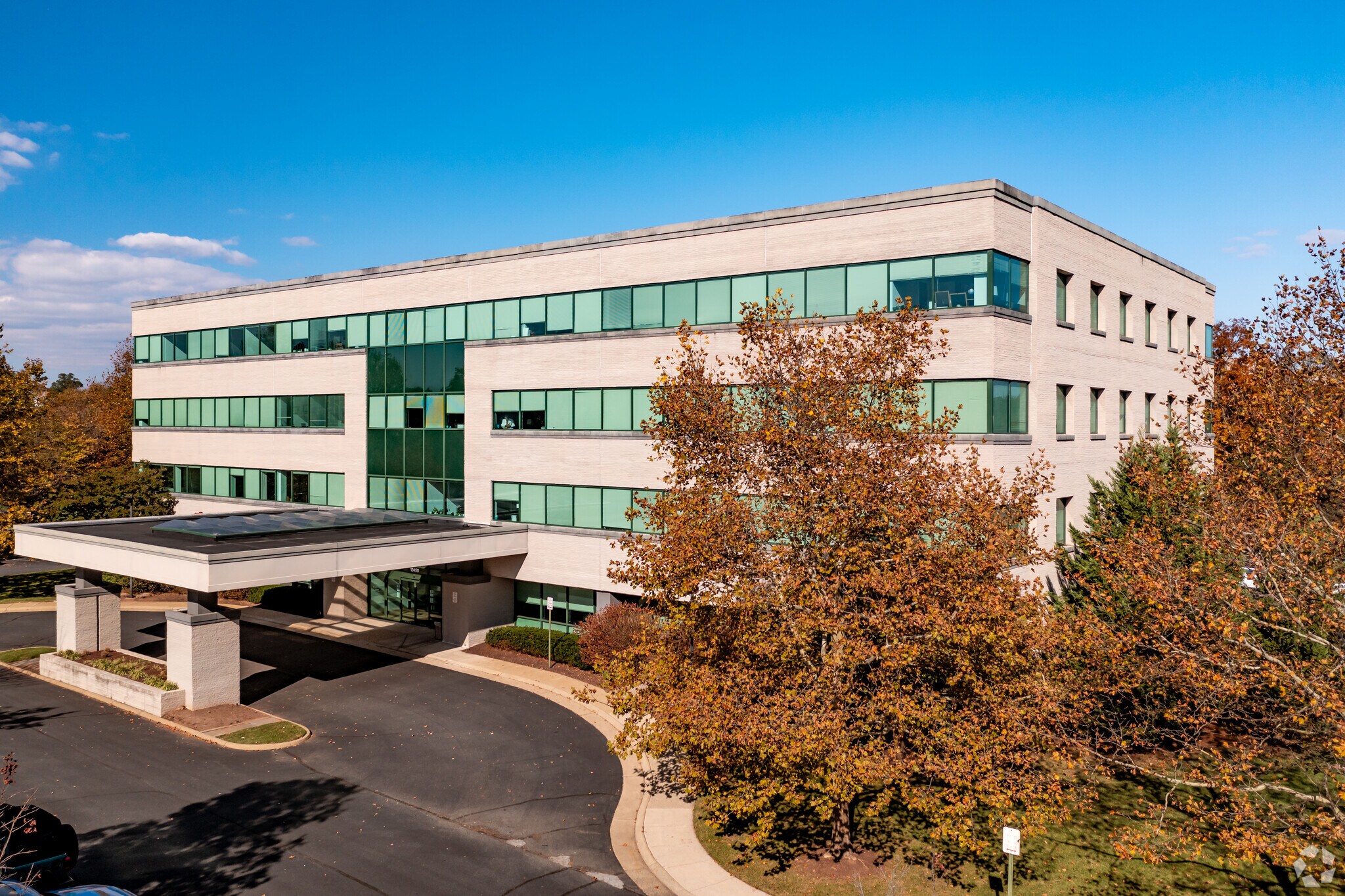 19450 Deerfield Ave, Lansdowne, VA for lease Building Photo- Image 1 of 9