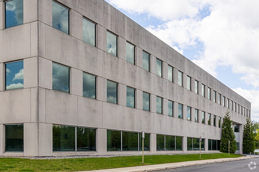 150 College Rd W, Princeton, NJ à louer - Photo du bâtiment - Image 3 de 29