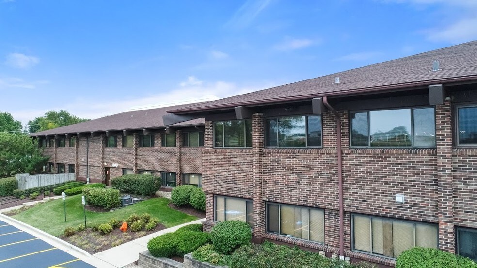 1300 Iroquois Ave, Naperville, IL à louer - Photo du bâtiment - Image 2 de 3