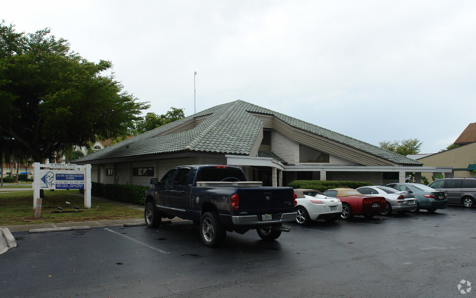 39 Barkley Cir, Fort Myers, FL for lease - Primary Photo - Image 1 of 5