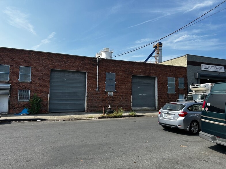 Ideal Parking Lot & Industrial Buildings portfolio of 4 properties for sale on LoopNet.ca - Building Photo - Image 3 of 7