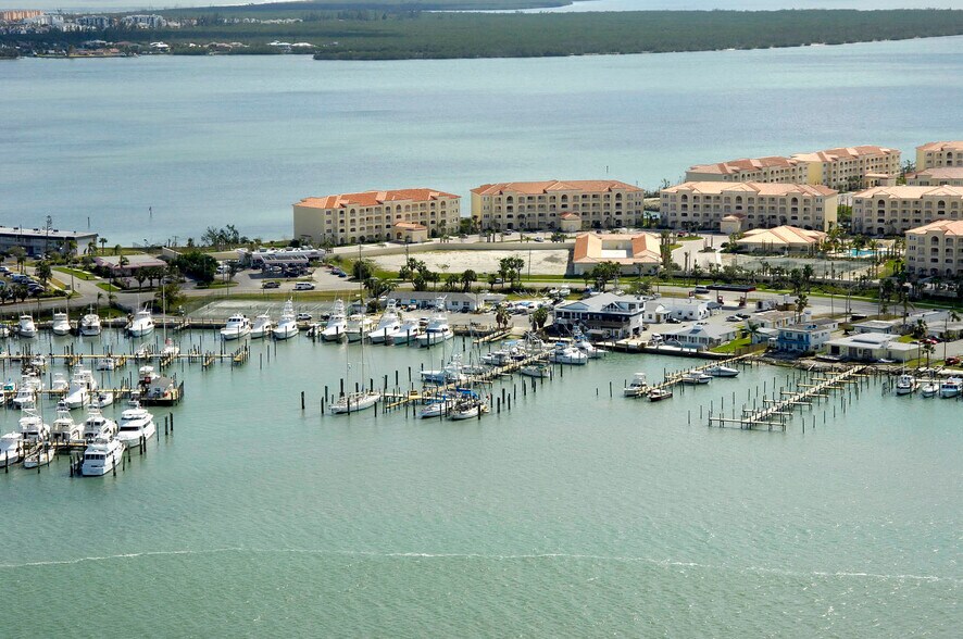1010 Seaway Dr, Fort Pierce, FL à louer - Photo du bâtiment - Image 3 de 9