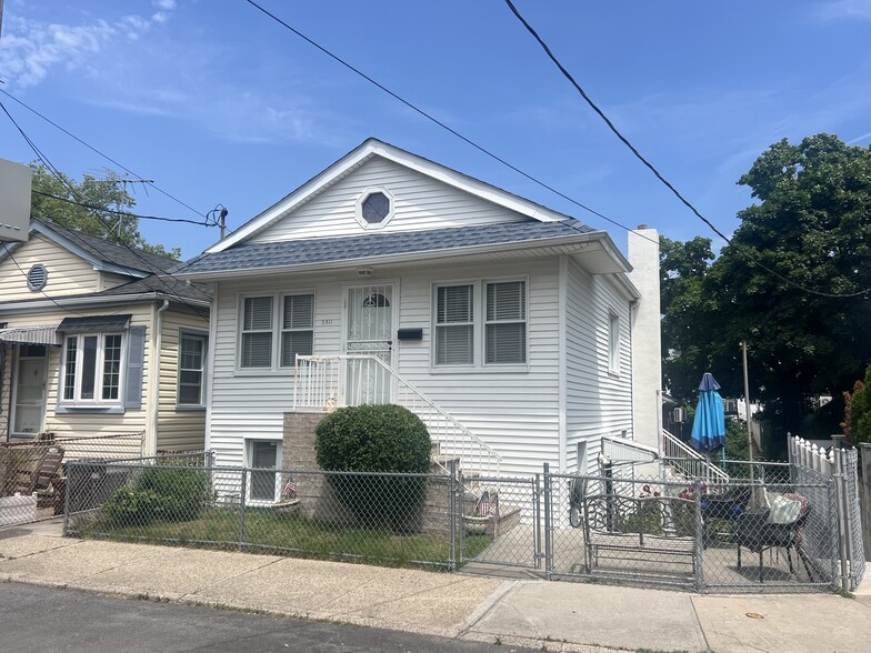 2811 Haring St, Brooklyn, NY à vendre - Photo du bâtiment - Image 2 de 29