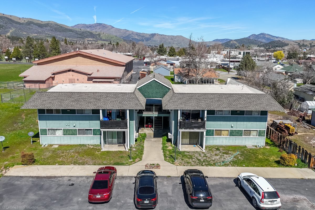 302-306 Evergreen Ln, Yreka, CA for sale Primary Photo- Image 1 of 2