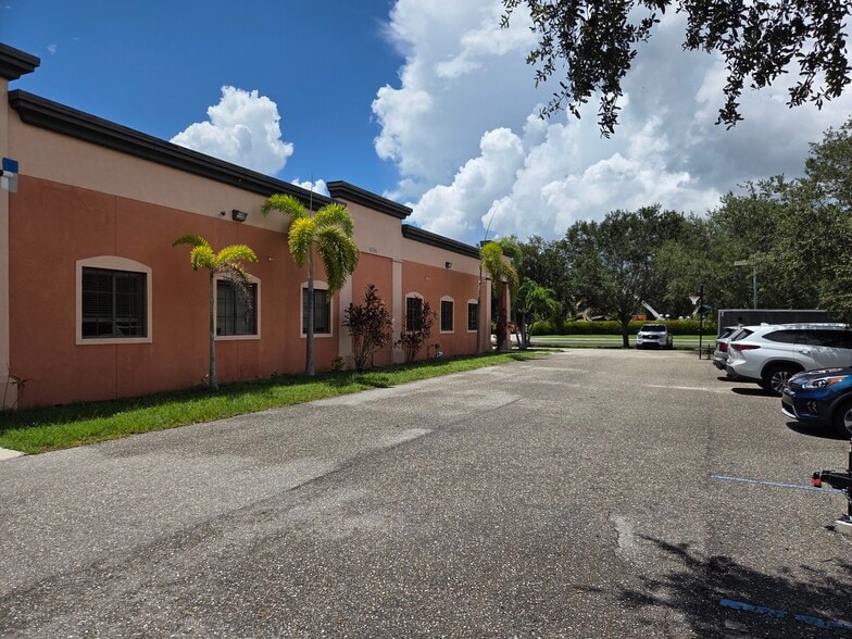 6391 Corporate Park Cir, Fort Myers, FL for lease - Building Photo - Image 3 of 29