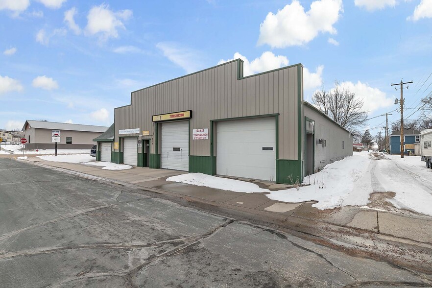 210 Railroad St W, Norwood Young America, MN à vendre - Photo du b timent - Image 2 de 27