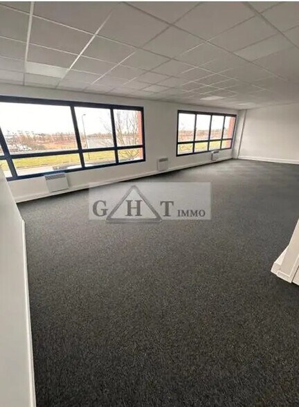 Flex in Bussy-Saint-Georges for lease - Interior Photo - Image 3 of 3