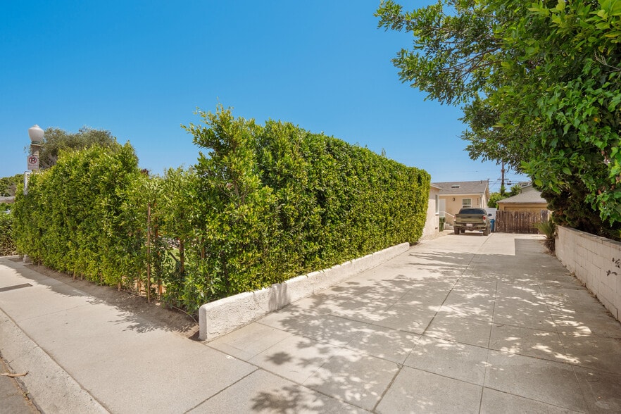 8430 Wiley Post Ave, Los Angeles, CA à vendre - Photo du bâtiment - Image 3 de 26