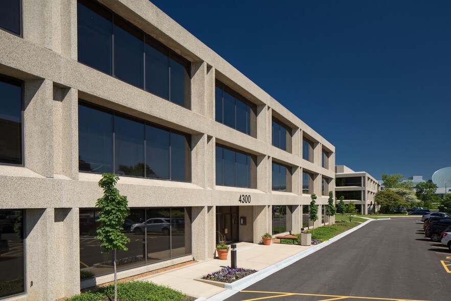 4300 Commerce Ct, Lisle, IL à louer - Photo du bâtiment - Image 3 de 9