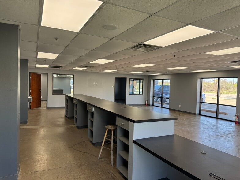 8305 Springdale Rd, Austin, TX à louer - Photo du bâtiment - Image 2 de 8