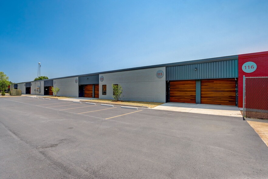 8949 N Deerbrook Trl, Brown Deer, WI for sale - Building Photo - Image 3 of 39