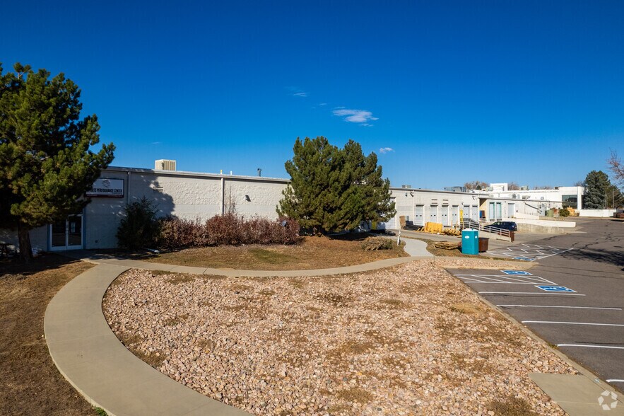 555 Aspen Ridge Dr, Lafayette, CO à louer - Photo du bâtiment - Image 3 de 9