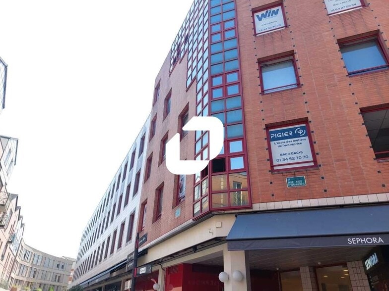 Office in Montigny-le-Bretonneux for lease - Building Photo - Image 2 of 9