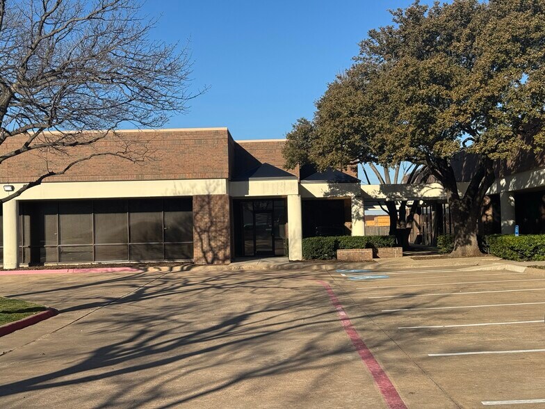 2033 Chenault Dr, Carrollton, TX à vendre - Photo du bâtiment - Image 2 de 11