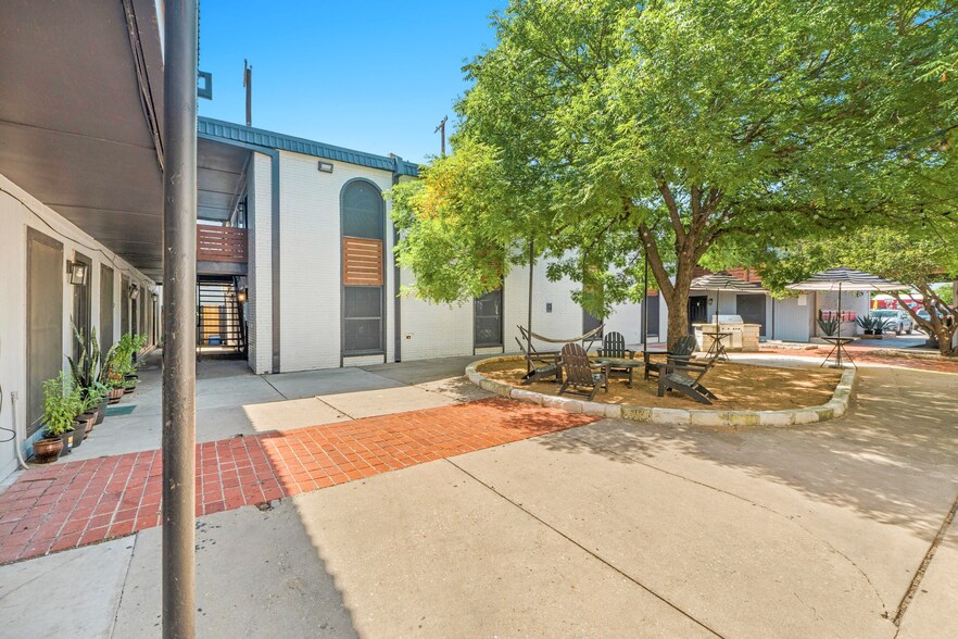 1220 W Anderson Ln, Austin, TX à vendre - Photo du bâtiment - Image 1 de 16