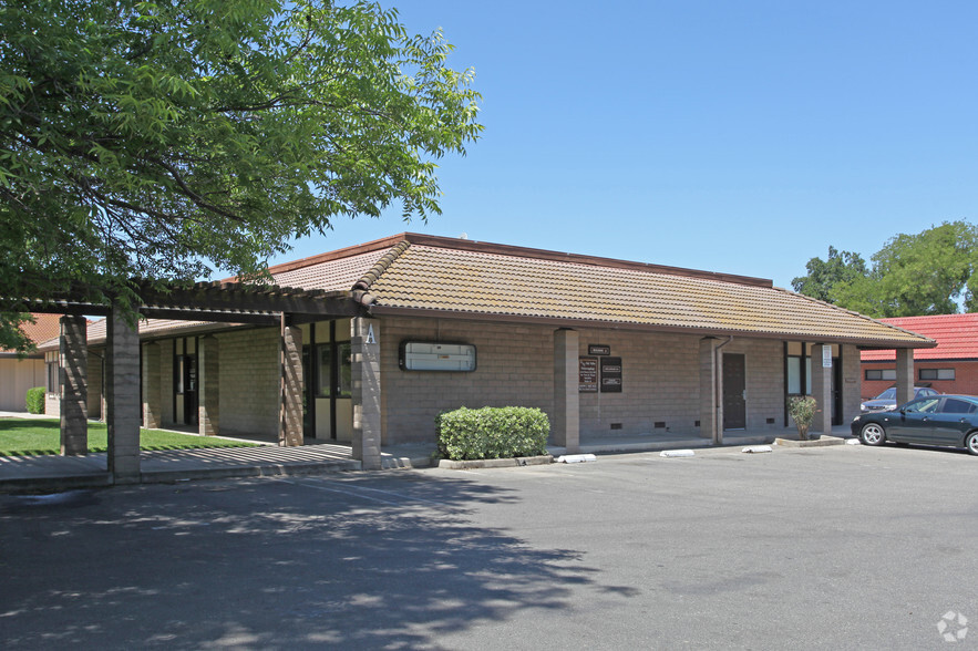 190-250 S Oak Ave, Oakdale, CA for lease - Primary Photo - Image 1 of 3