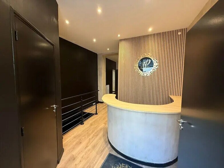 Office in Paris for sale - Lobby - Image 3 of 13