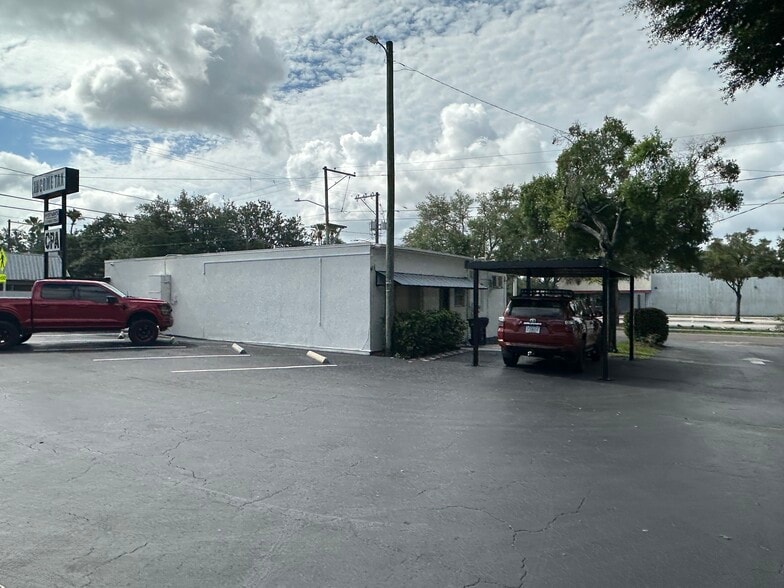 6100 N Nebraska Ave, Tampa, FL à louer - Photo du bâtiment - Image 2 de 31