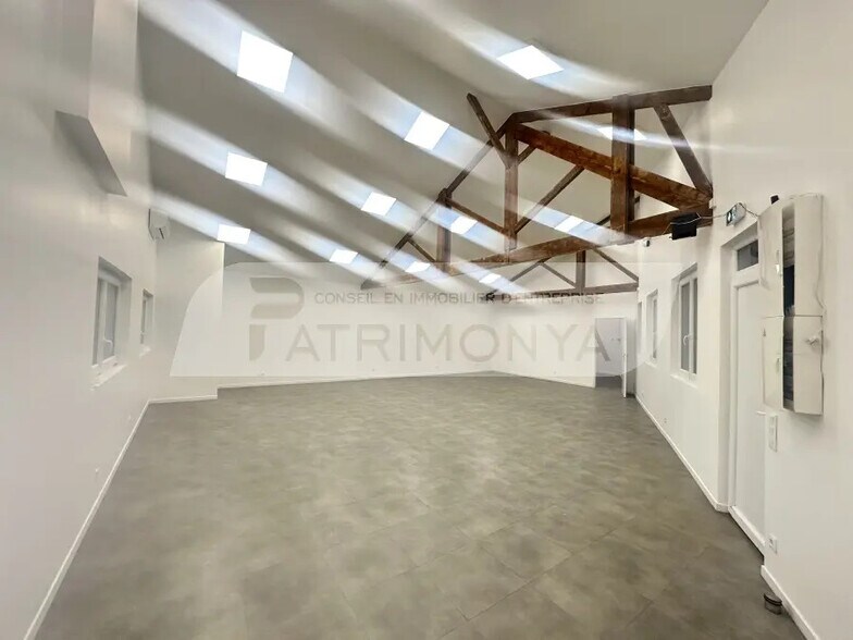 Office in Marseille for lease - Interior Photo - Image 2 of 3