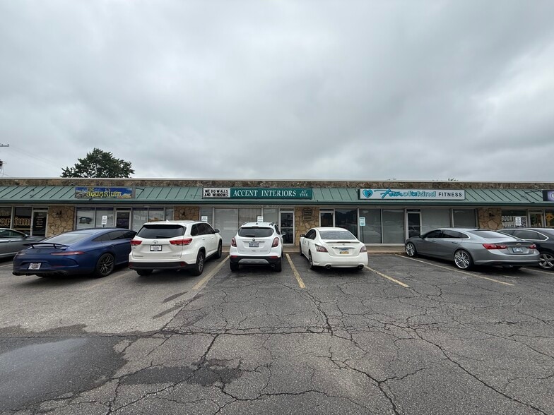6355 E Kellogg Dr, Wichita, KS for lease - Building Photo - Image 1 of 5