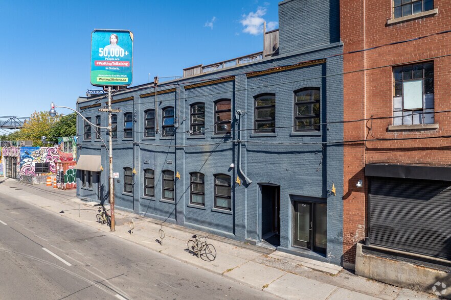 2480 Dundas St W, Toronto, ON à vendre - Photo du bâtiment - Image 3 de 55
