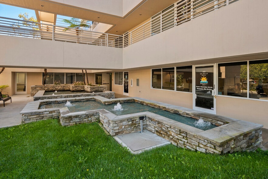 5830 Oberlin Dr, San Diego, CA à louer - Photo du bâtiment - Image 3 de 7