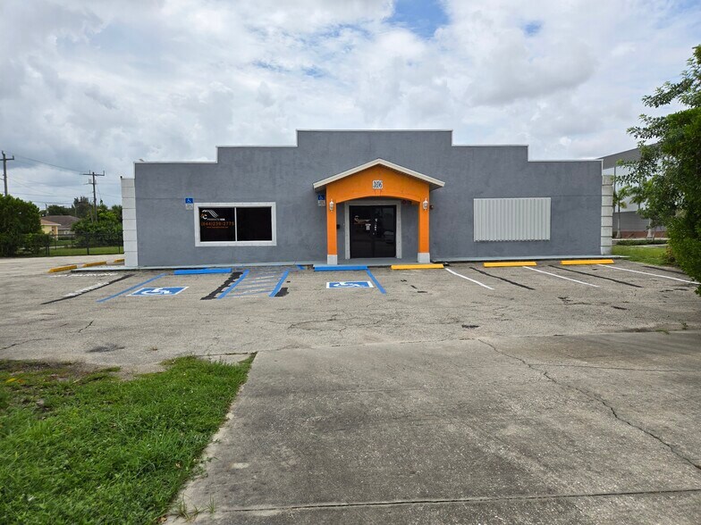 3696 Dr Martin Luther King Jr Blvd, Fort Myers, FL à louer - Photo du bâtiment - Image 2 de 7