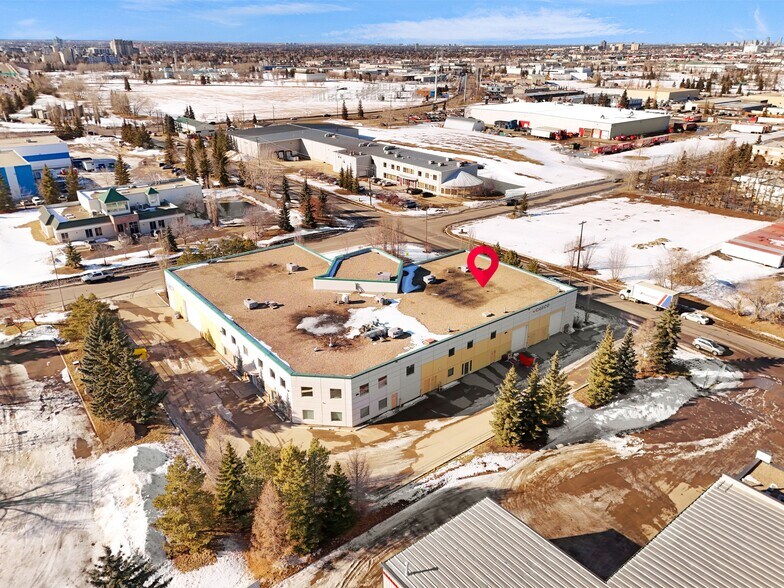 2419 96th St NW, Edmonton, AB à vendre - Photo du bâtiment - Image 2 de 8
