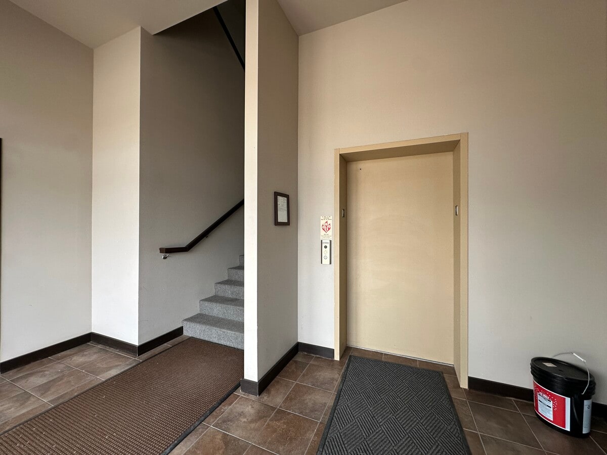 673 Westbury Dr, Iowa City, IA 52245 - Unit 102 & 201 - - Interior Photo - Image 2 of 55