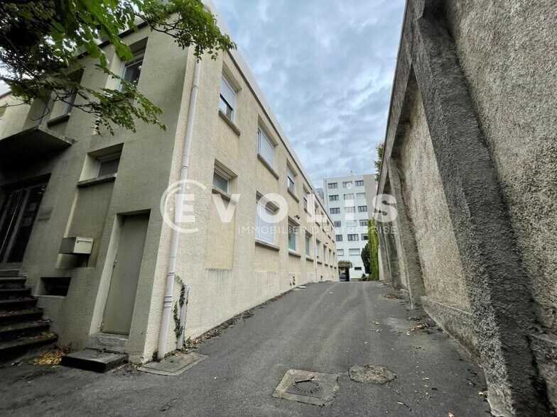 22 Rue Camille Roy, Lyon à vendre - Photo du bâtiment - Image 3 de 12