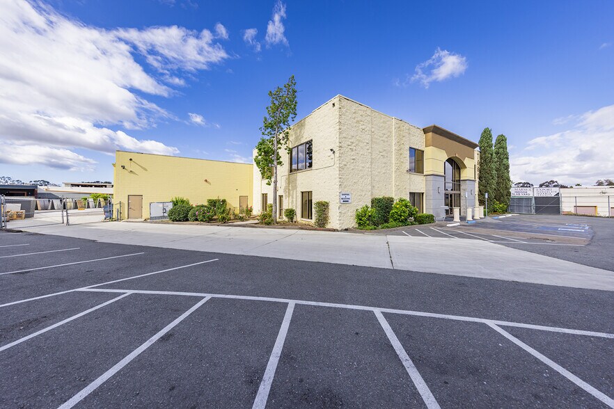 7992 Miramar Rd, San Diego, CA à louer - Photo du bâtiment - Image 2 de 4