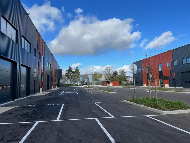 6 Avenue Du Vert Galant, SAINT-OUEN-L'AUMONE for lease - Building Photo - Image 2 of 5