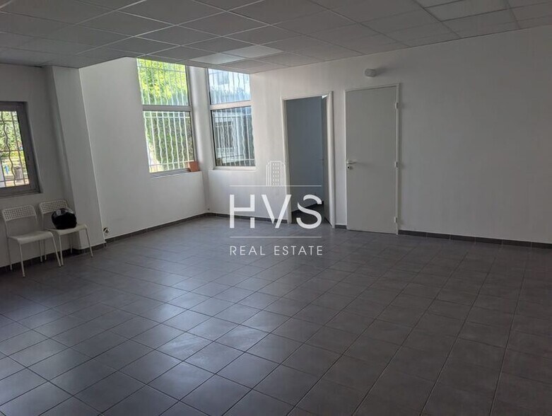37 Avenue De Rome, Vitrolles for lease - Interior Photo - Image 2 of 9