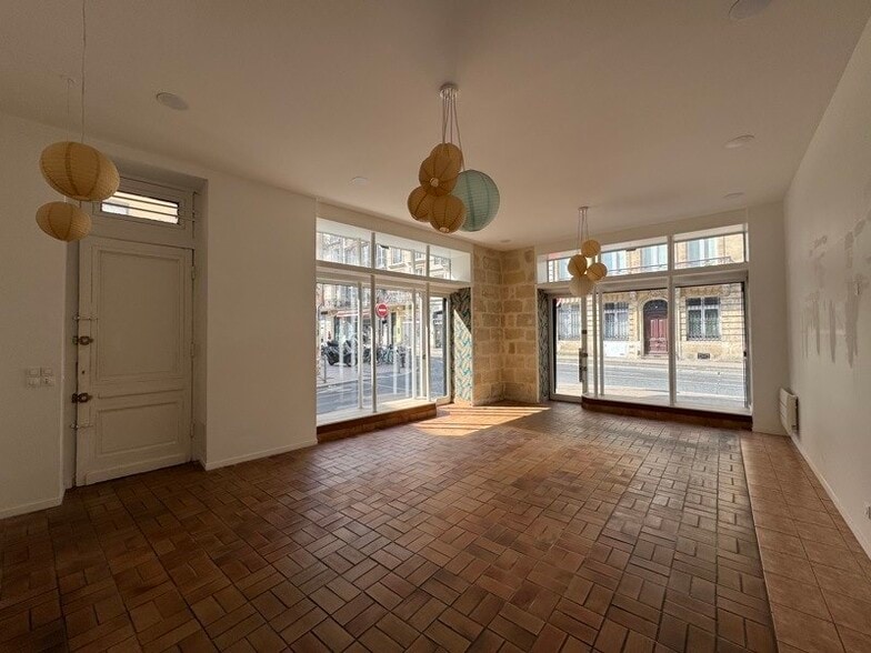 Retail in Bordeaux for lease - Interior Photo - Image 2 of 8